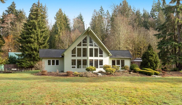 Riverfront dog-friendly oasis with hot tub, firepit & W/D - close to trails in Granite Falls
