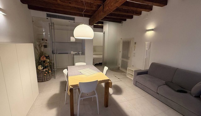 Romantic apartment for 2 with canal view a few minutes from Rialto with WIFI