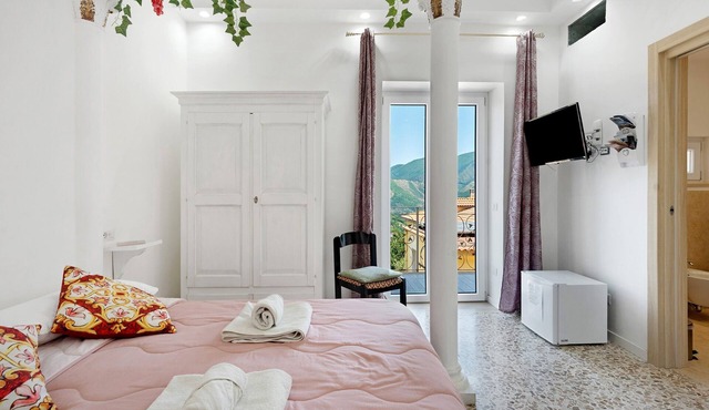 Room 'Pompei Con Vista Vesuvio' with Mountain View, Wi-Fi and Air Conditioning