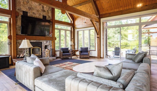 Sandy Lake Cottage, Hot Tub & Sauna! in Peterborough County