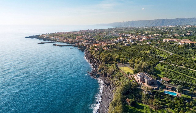 Sea front villa with pool and tennis court - DiCasaInSicilia