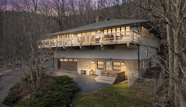 Seven Devils Sky Haven: Hot Tub, Tubing, and Mountain Views in Seven Devils