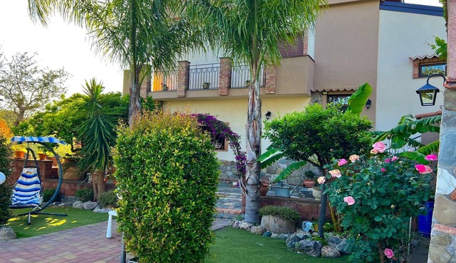 Sicilian Poolside Escape for 6
