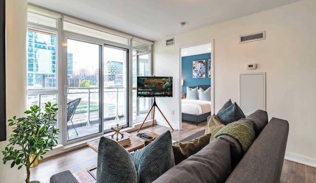Spacious 3BR Downtown Condo with Free Parking in Toronto
