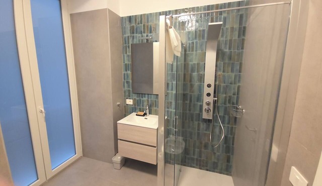 Spacious 4-bedroom apartment in gorgeous Napoli with AC, near the beach and sea.