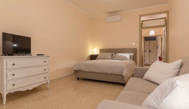 Spacious and comfortable apartment located on the first floor of a characteristic period building, in an elegant setting in the historic centre, overlooking Via del Pellegrino and Via Arco Di Santa Margherita.One bedroom apartment of 80 m2 located on the