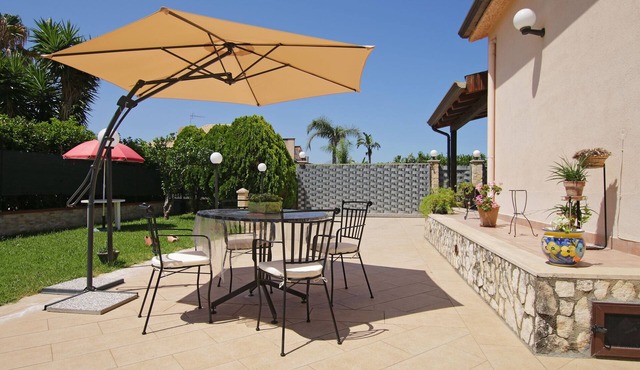 Spacious Villa with Garden, WiFI, A/C, Outdoor kitchen, short walk to the Sea