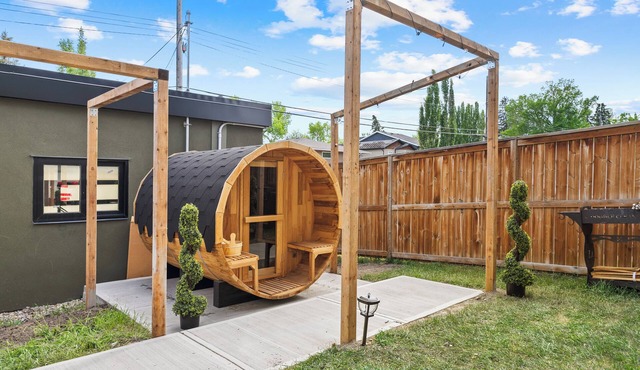 *Spectacularly Spacious* 6-Person Sauna |Rocket-ship|Game-Room|Hammock in Calgary