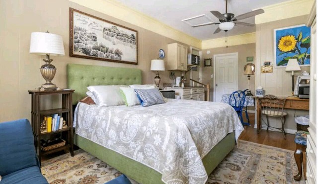 Studio ESCAPE Cozy CLOSE-IN Kitchen Pool Work-Space in Tallahassee