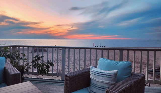 Stunning Beachfront Cottage w/Fire Pit - 1 minute from Sea Breeze Amusement Park in Rochester