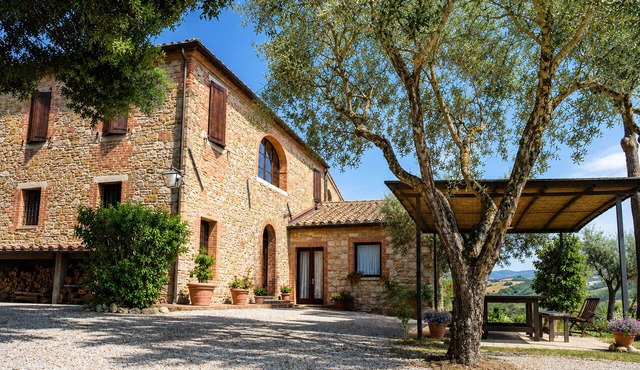 Stunning "La Quercia" Apartment in a Country House with a Pool and Panoramic View