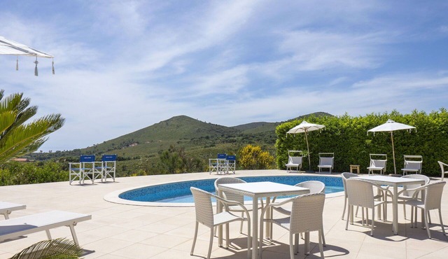 Stunning private villa for 11 guests with A/C, pool, WIFI, TV, patio and pets allowed