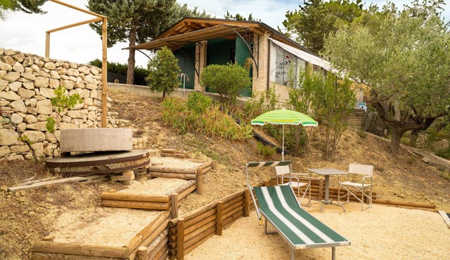 Stunning villa with A/C, hot tub, private pool, WIFI, patio, pets allowed and panoramic view
