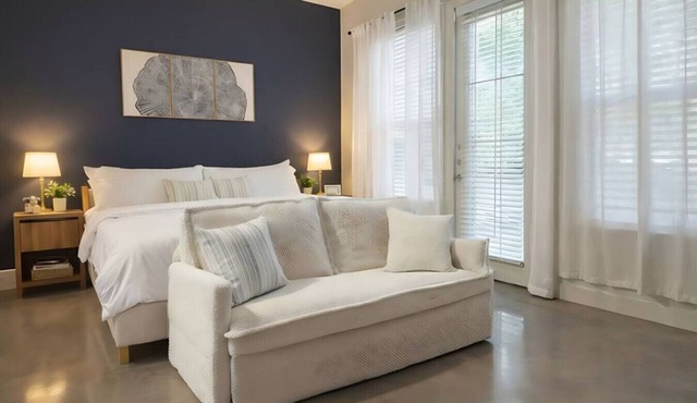 Stylish Modern Studio | KING & FULL BED + Pool&Gym in Irving