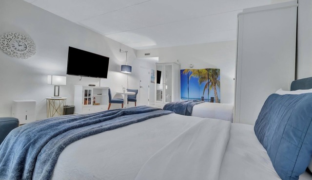 Sunset Suite - Private Balcony Gym Pool in Ruskin