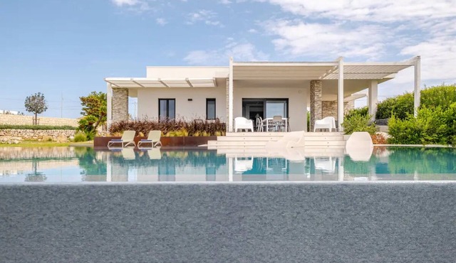 Timeless: Detached Villa with private heated pool and panoramic views