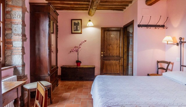 Uva Spina – Intimate Double Room with Val di Farma View
