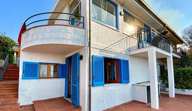 Vacation apartment on the first floor of a two-family house, about 3. 8 km from Marina di Camerota,