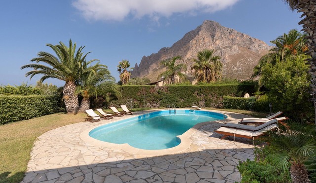 Villa 'Amazing Sunset' with Sea View, Wi-Fi and Air Conditioning