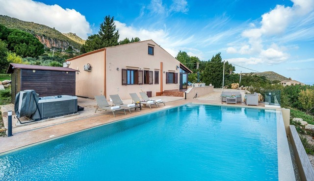 Villa Azuria with Private Infinity Pool and Whirlpool Sea View
