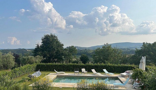 Villa Bruma Piccola: A welcoming two-story apartment that is part of a villa surrounded by meadows and by green hills, with Free WI-FI.