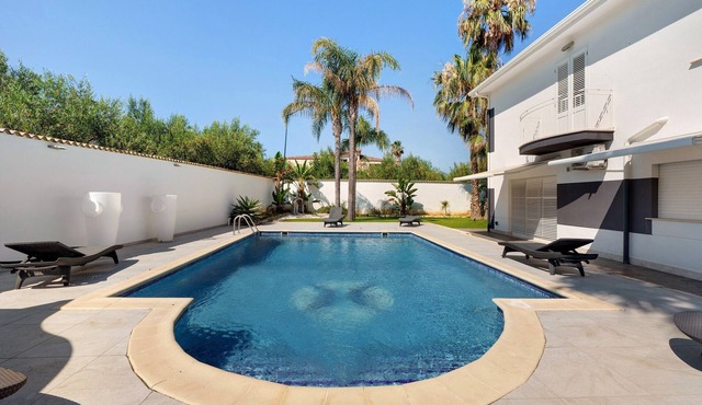Villa Dalia with Pool: Mountain View, Wi-Fi, and Air Conditioning