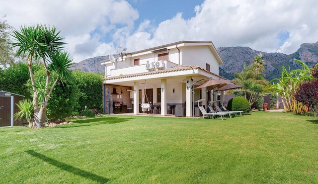 Villa Hope just steps from the sea