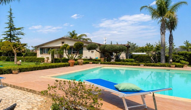 Villa in Chiaramonte Gulfi with 3 bedrooms sleeps 6