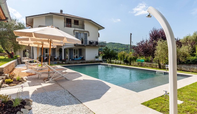 Villa La Lanterna Bianca Apartment with Mountain View, Wi-Fi & Air Conditioning