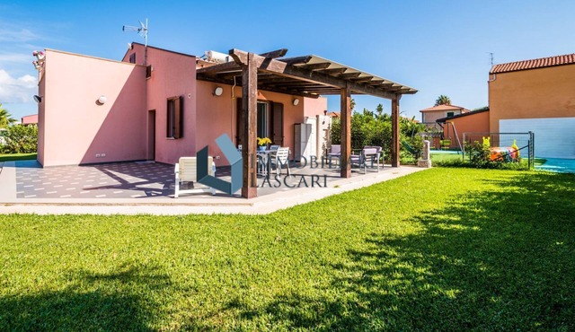 Villa Luana with direct access to the sea