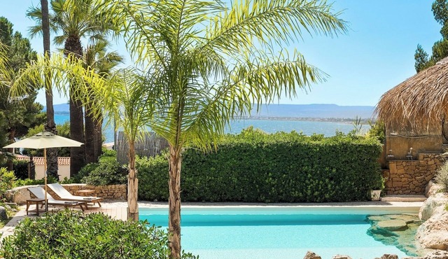 Villa Rossana, with pool near the sea