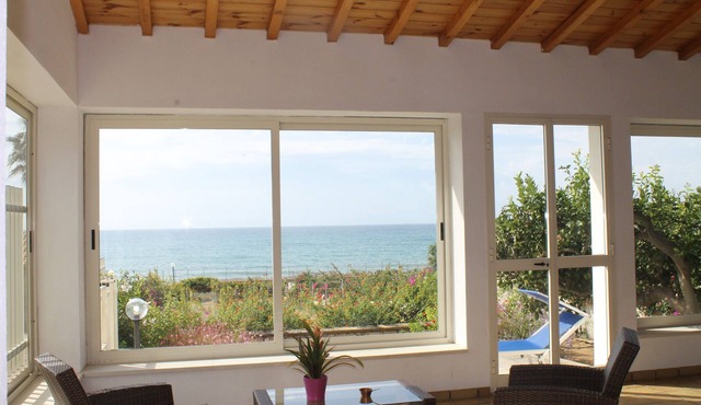 Villa Sara, a veranda facing the sea (with air conditioning and pellet stove).