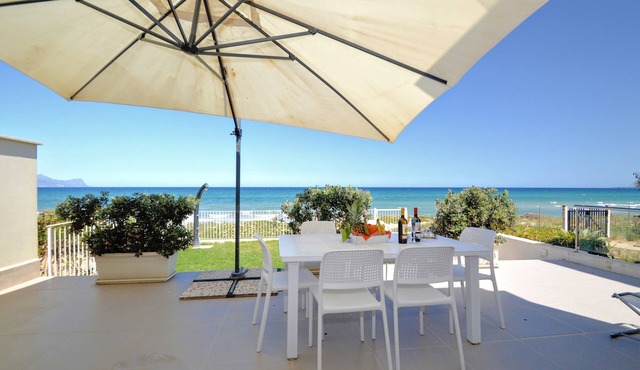 Villa Venere just steps from the sea