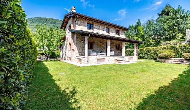 Villa Vittoriano - Tuscan Villa for 7 with Jacuzzi, Camaiore, Italy