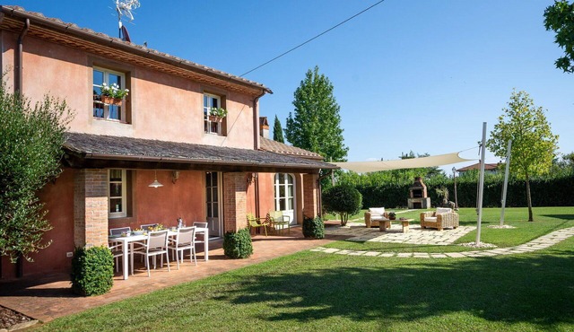 Wonderful private villa for 4 guests with private pool, WIFI, A/C, TV and veranda, close to Lucca