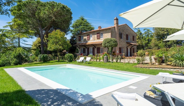 Wonderful private villa with private pool, WIFI, A/C, TV and panoramic view, close to San Gimign.