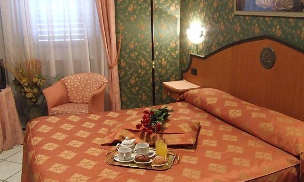 Lariano Hotel | Hotel Nespolo D'Oro