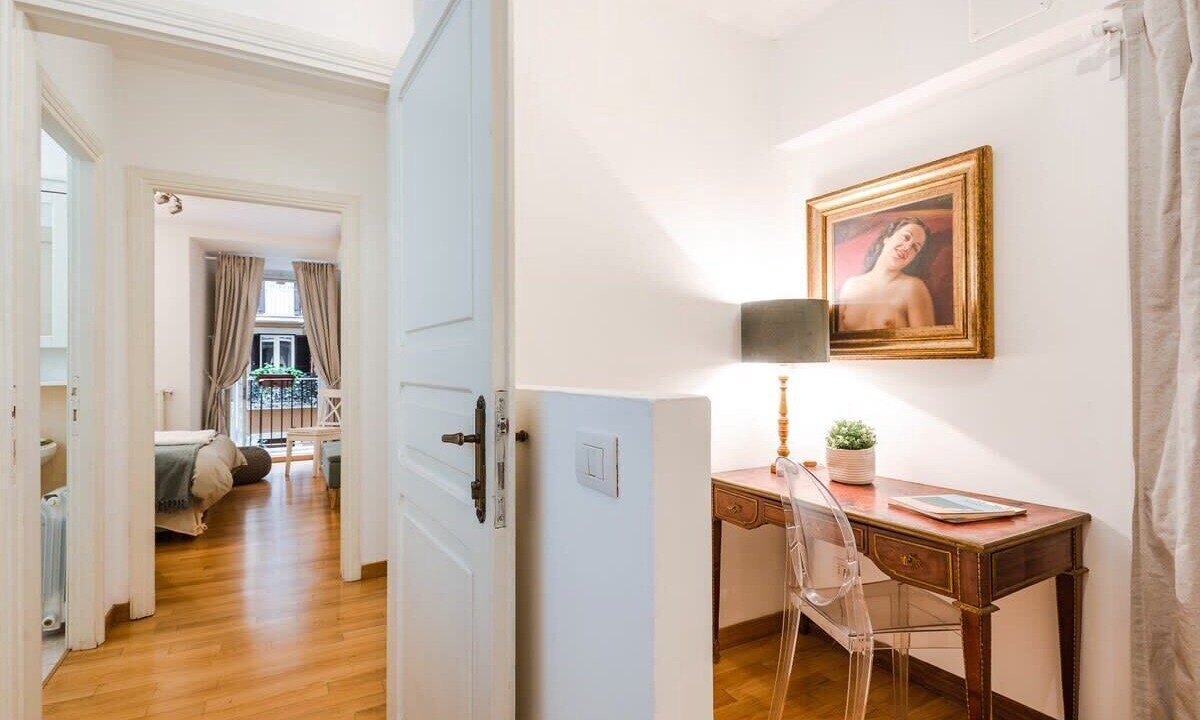 Rione VIII Sant'Eustachio Apartment | New Listing: La Magnolia, A/C, Balcony, Office, Piazza Navona/Spanish Steps