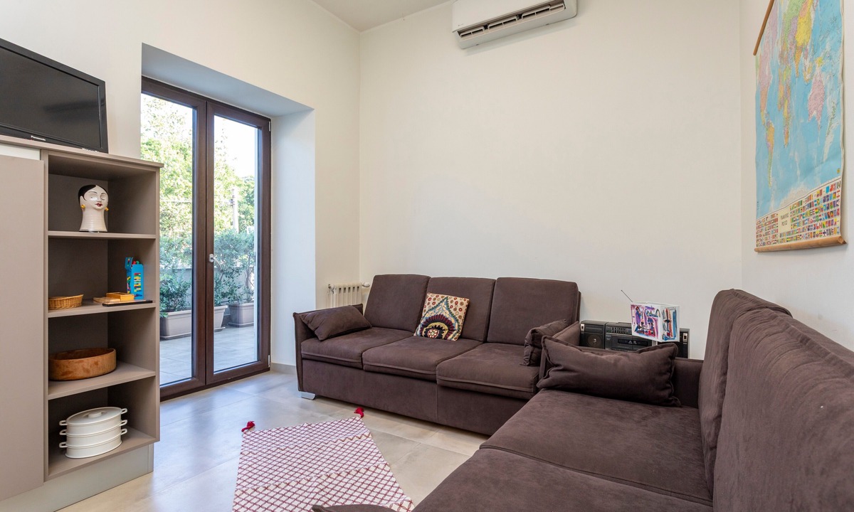Picanello-Ognina-Barriera-Canalicchio Apartment | Holiday Apartment 'A Casa Nostra' with Terrace, Shared Garden and Wi-Fi