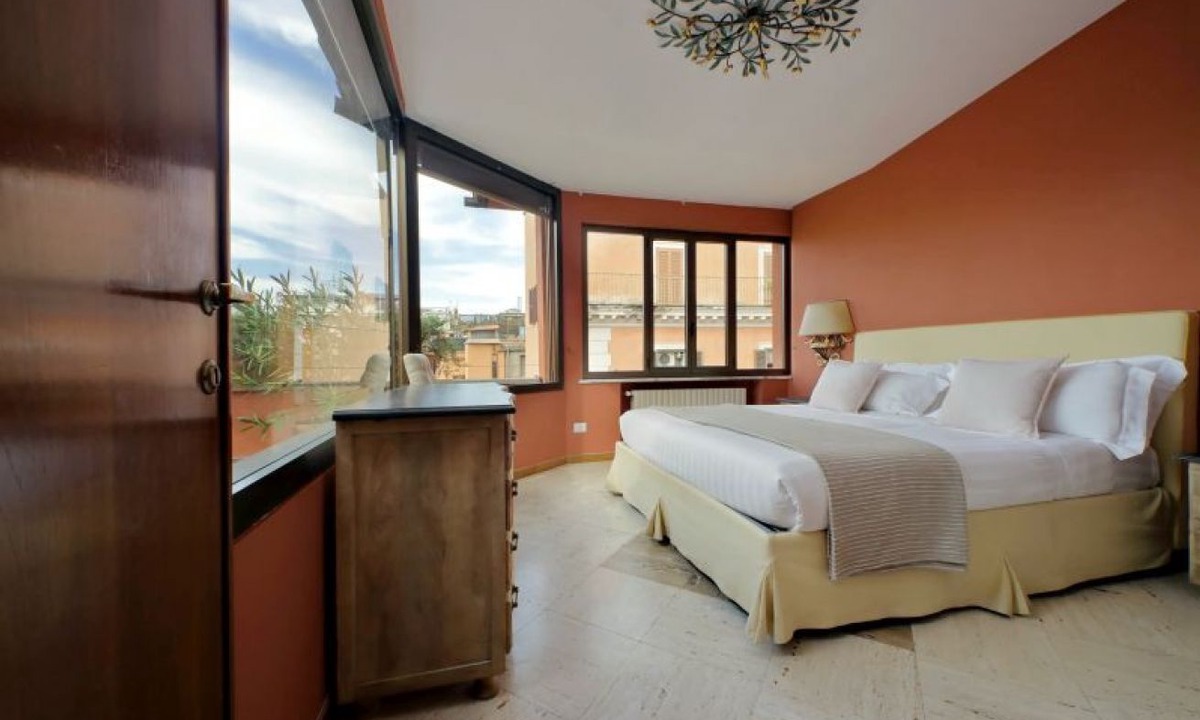 Rione III Colonna Apartment | TreasureRome Spanish Steps Penthouse