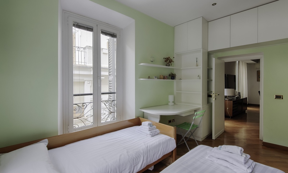 Rione II Trevi Apartment | TREVI FOUNTAIN 3 BEDROOM APARTMENT PRESTIGIOUS.