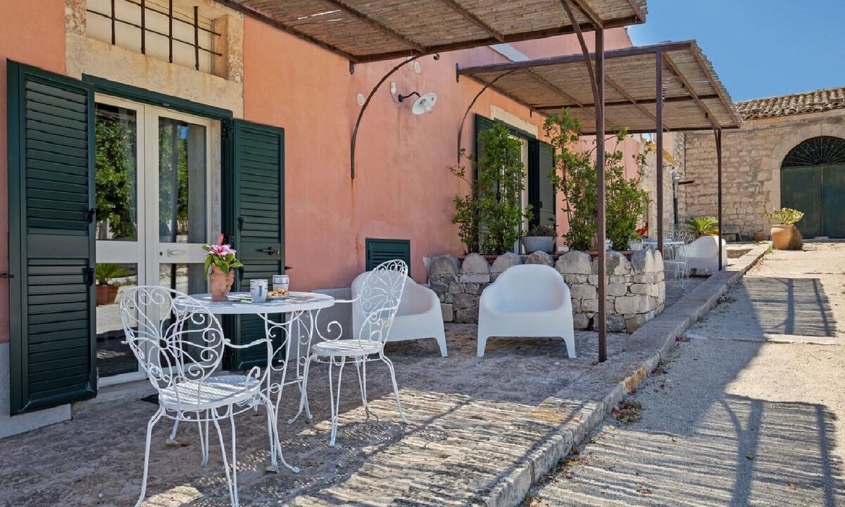 Pozzallo House | Room with kitchenette and veranda overlooking the farmyard