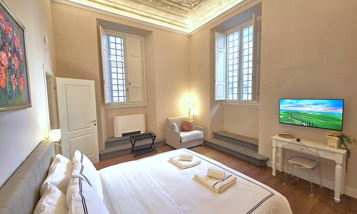 Santa Croce Apartment | Bella Benci Frescoed Apartment Central Florence near Uffizi and Ponte Vecchio