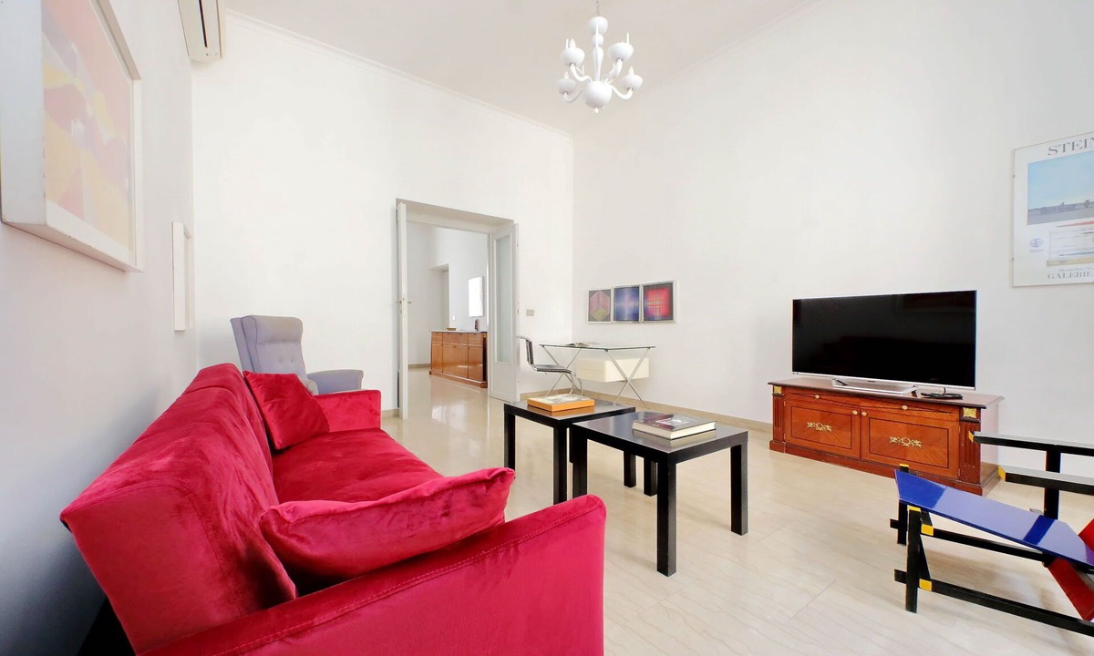 Rione VI Parione Apartment | Vittorio Emanuele, Bright 1 Br Flat By Halldis