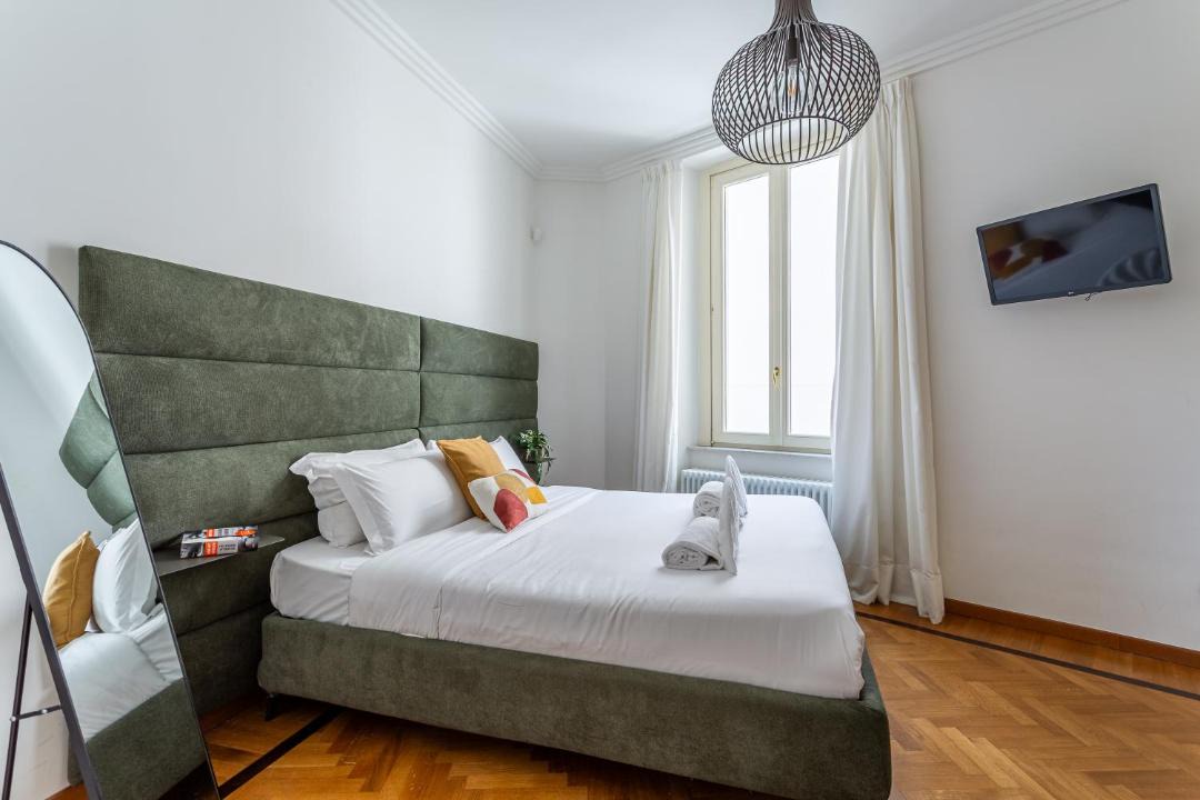 Rione III Colonna Apartment | iFlat Stylish Crispi 20 Exclusive Apartment