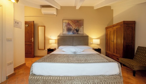 Standard Room, 1 King Bed, Non Smoking, Private Bathroom