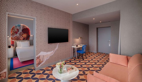 nhow Family Room (Extra Bed 2 Adults + 2 Children)