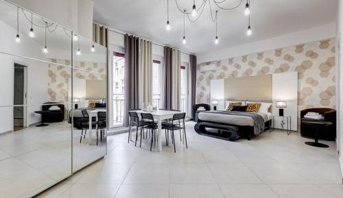 Five-Bedroom Deluxe Apartment