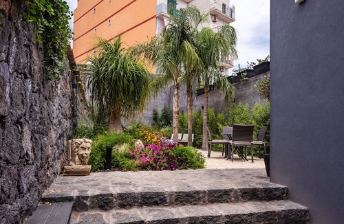 Picanello-Ognina-Barriera-Canalicchio Apartment | Leone Apartment with Garden by Wonderful Italy