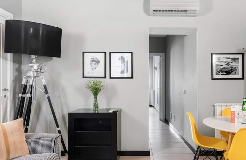 Rome City Centre Apartment | Where contemporary comfort meets Roman charm/Few steps to Trevi Fountain!